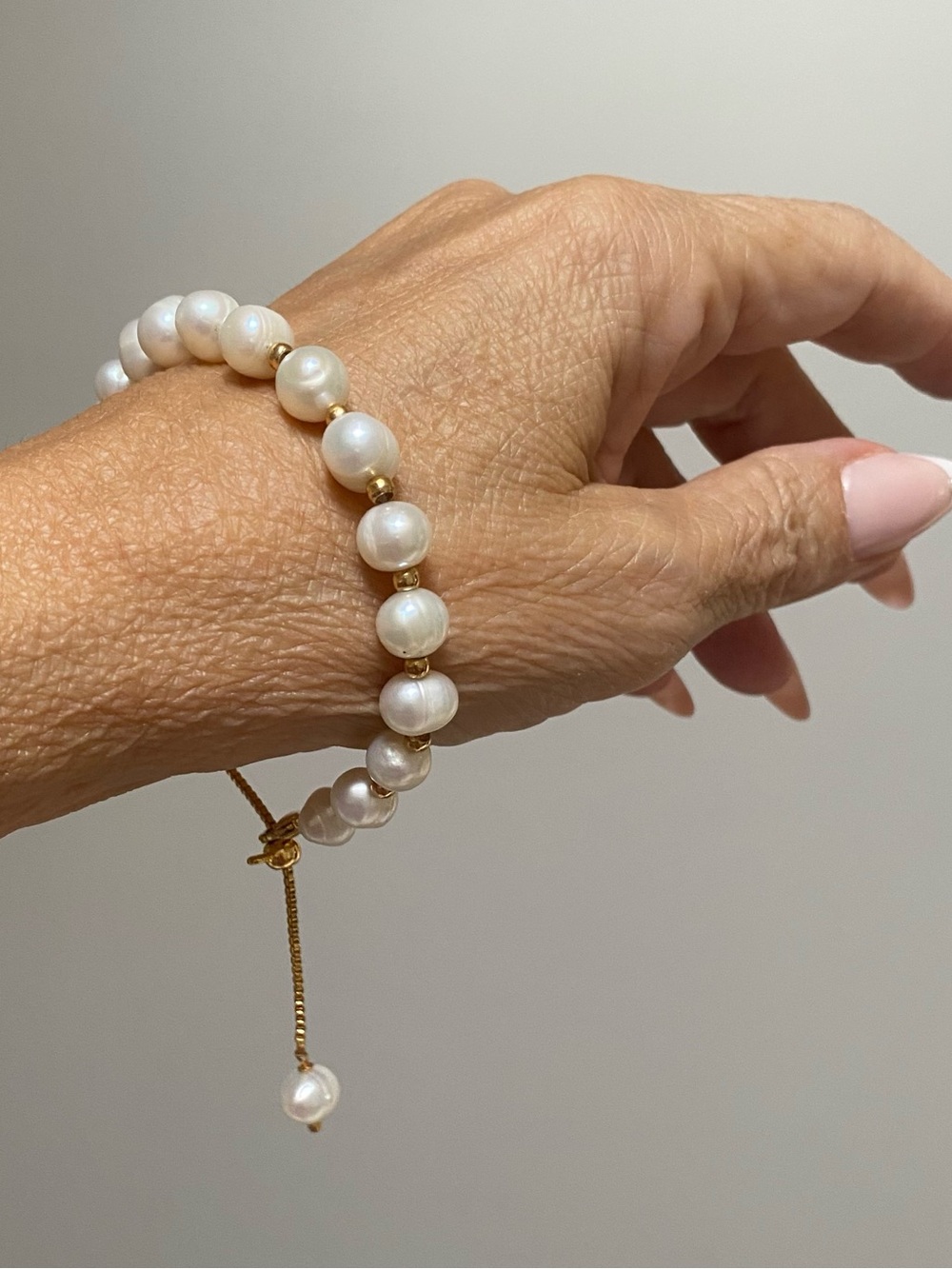 Pearl and gold bracelet with adjustable closure